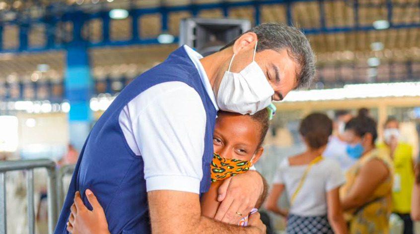 Eduardo Braide acompanha vacinação de adolescentes de 12 anos contra a Covid em São Luís