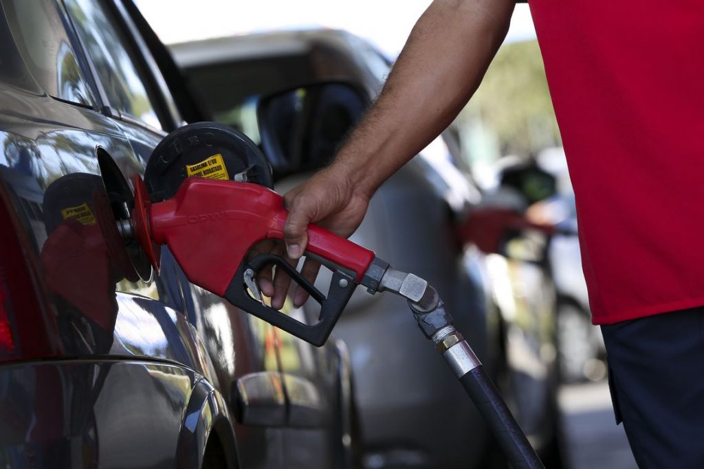 Petrobras aumenta preço da gasolina em 7,2% a partir de amanhã; gás de cozinha também fica mais caro