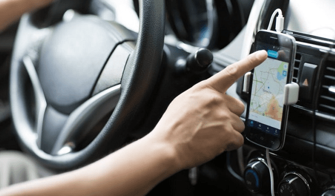 Motorista de aplicativo tem carro roubado por dupla de assaltantes Os criminosos solicitaram corrida no bairro Pirâmide, em Paço do Lumiar para a avenida dos Holandeses, no bairro do Calhau.