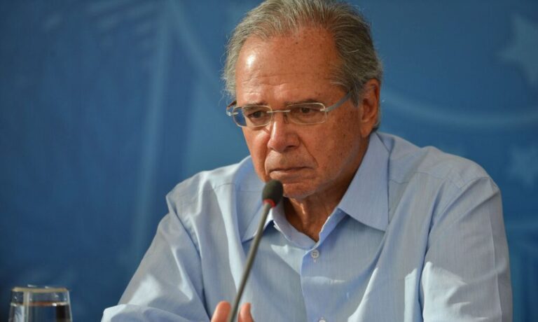 O ministro da Economia, Paulo Guedes. fala à imprensa no Palácio do Planalto