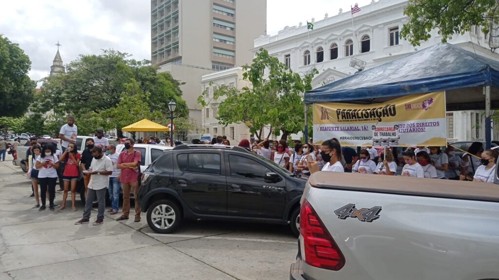 Manifestações de profissionais de educação e agendes de endemias acontece em frente a Prefeitura de São Luís