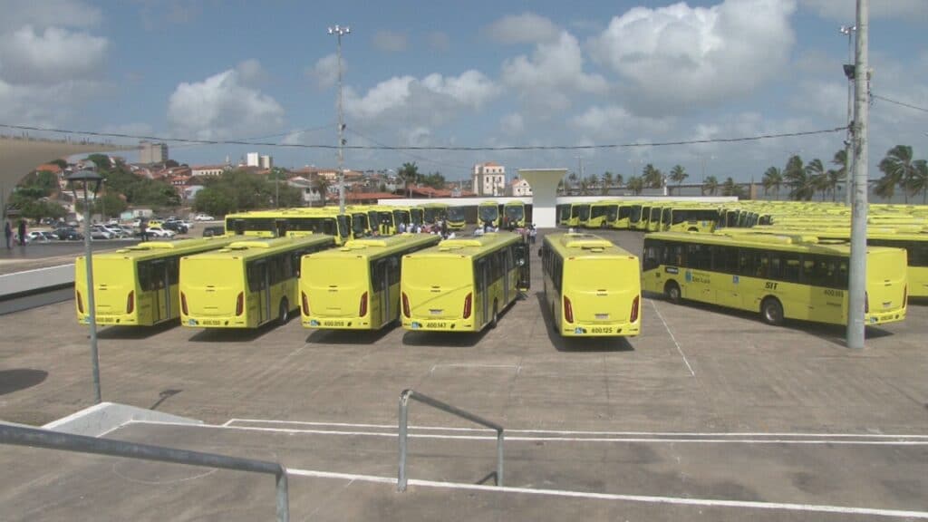 Prefeito entrega a vereadores PL que oferece passagens de ônibus grátis em São Luís