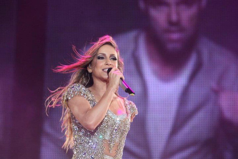 Claudia Leitte fica sem reação após fãs puxarem coro de “Fora Bolsonaro” em show A falta de posicionamento da artista gerou críticas nas redes sociais.