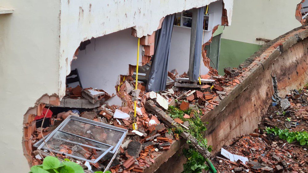 Após desabamento de muro de condomínio, 141 famílias estão desalojadas em São Luís Moradores do Residencial Piancó precisaram deixar os apartamentos após as fortes chuvas da última quarta-feira (26).