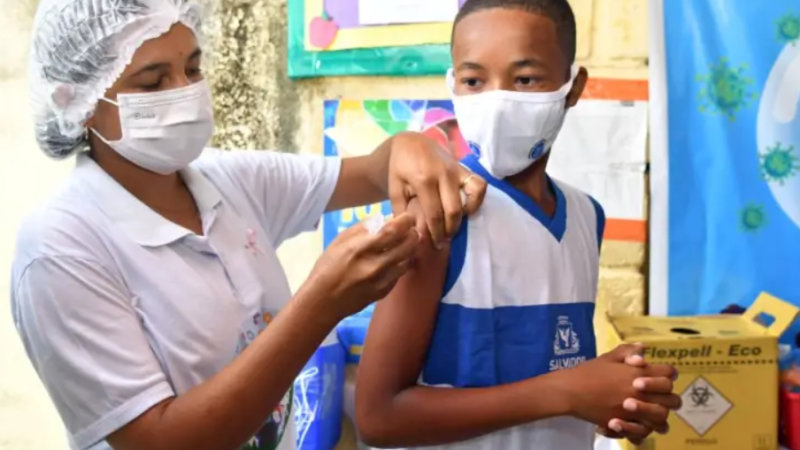 Vacina contra covid em crianças pode ser exigida na matrícula escolar A vacinação deve começar ainda este mês