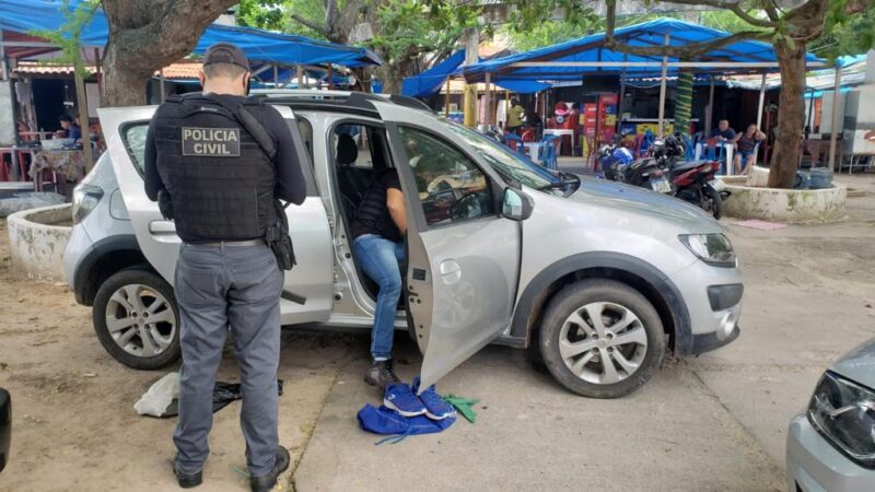 Trio é preso com carro roubado e arma de fogo, na Ponta d’Areia