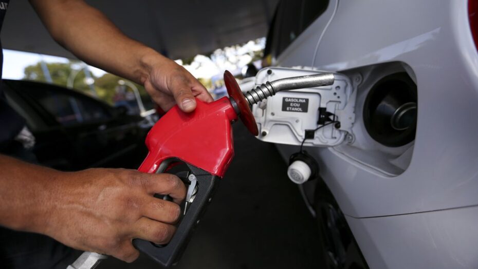 Ministros do TSE consideram crime diminuir preço de combustível em ano eleitoral A discussão sobre combustíveis está pautada para a próxima semana no plenário do TSE