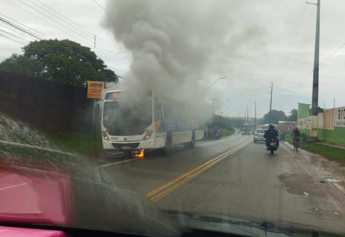 Ônibus pega fogo, na Estrada de Ribamar