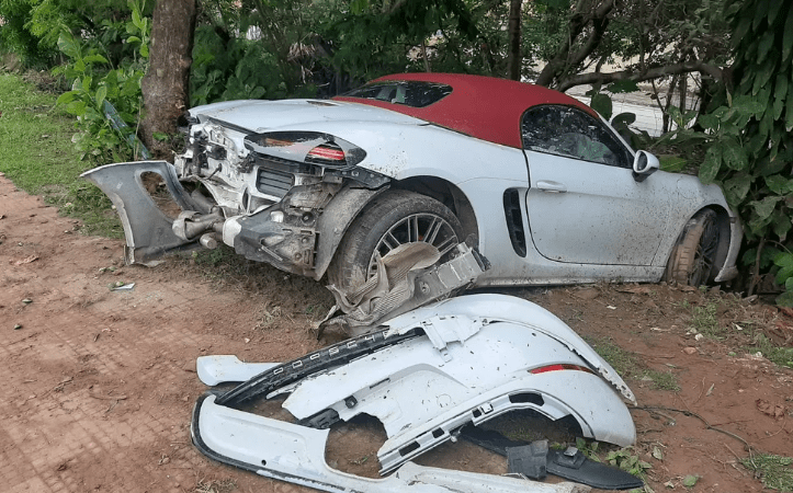 Carro de luxo fica destruído após acidente, em São Luís O motorista perdeu o controle e caiu em uma parte do acostamento da avenida.