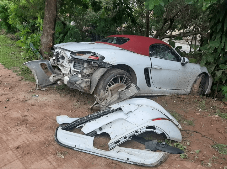 Carro de luxo fica destruído após acidente, em São Luís O motorista perdeu o controle e caiu em uma parte do acostamento da avenida.