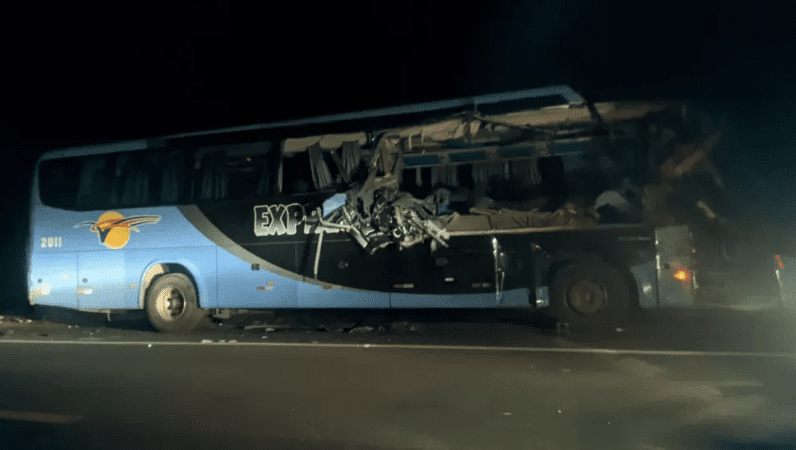 Acidente com ônibus mata duas pessoas e deixa várias feridas, na BR-135 O ônibus trafegava de São João dos Patos para São Luís quando colidiu na traseira de um caminhão.