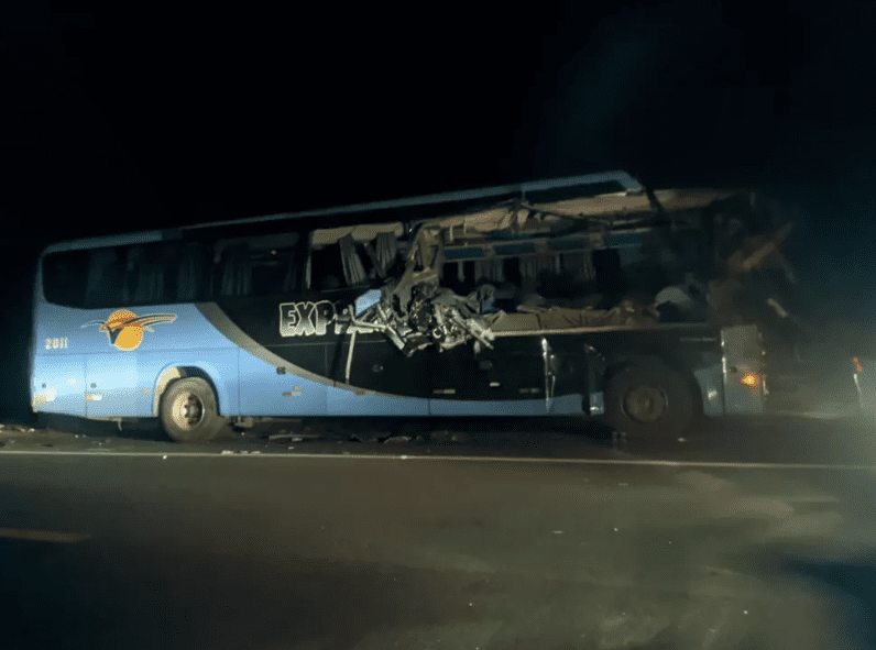 Acidente com ônibus mata duas pessoas e deixa várias feridas, na BR-135 O ônibus trafegava de São João dos Patos para São Luís quando colidiu na traseira de um caminhão.