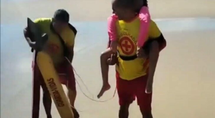 Bombeiros Marítimos resgatam criança com vida após se afogar em praia da capital