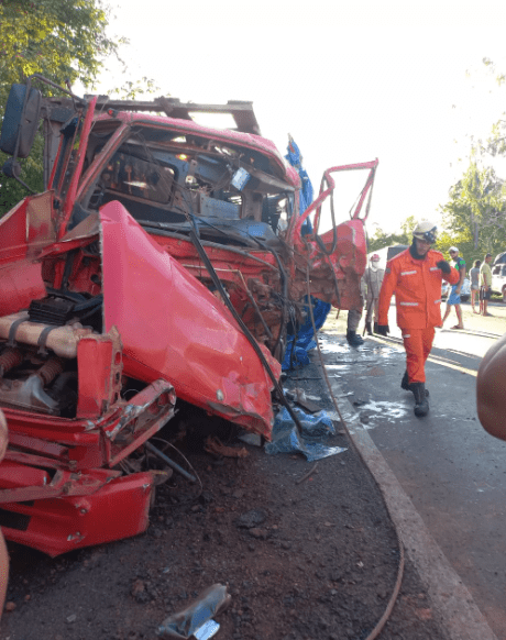 Colisão entre dois caminhões deixa uma pessoa gravemente ferida na BR-316 Acidente foi registrado na tarde dessa segunda-feira (18), em Codó.