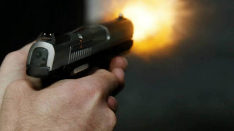 Homem é executado com mais de dez tiros em São Luís A Polícia Civil confirmou que três tiros acertaram a cabeça de ‘Pirulito’, um tiro na nuca, três nas costas, dois no braço, três no abdômen e dois no peito.