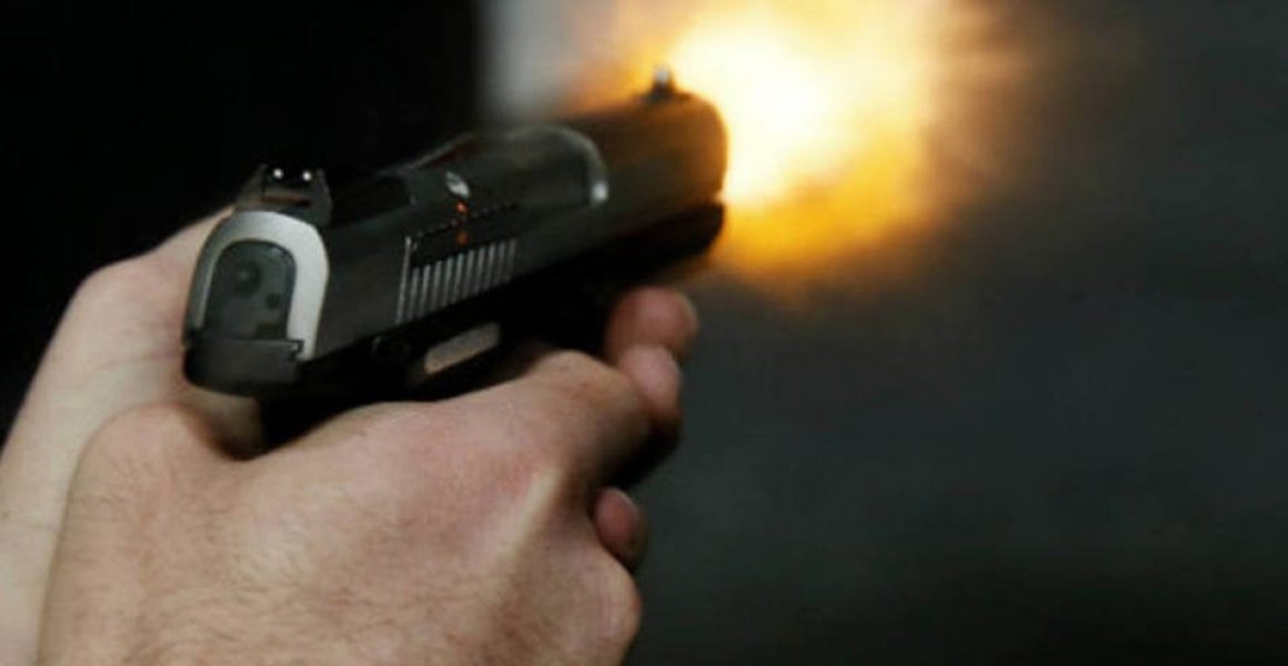 Homem é executado com mais de dez tiros em São Luís A Polícia Civil confirmou que três tiros acertaram a cabeça de ‘Pirulito’, um tiro na nuca, três nas costas, dois no braço, três no abdômen e dois no peito.
