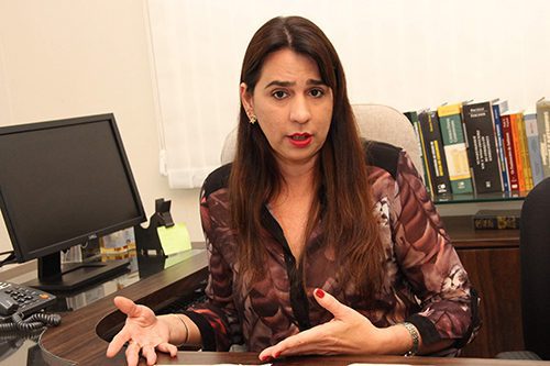 Ministério Público emite nota sobre caso envolvendo promotora Lítia Cavalcante Segundo a nota, Lítia deixou o cargo de coordenadora do Centro de Apoio Operacional da Defesa do Consumidor e não da Promotoria.