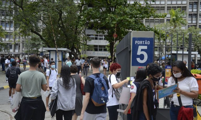 Estudantes chegam para o primeiro dia de prova do Enem 2021.