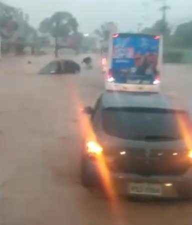 Assista! Forte chuva deixa Estrada de Ribamar inundada, gera congestionamento e prejuízos