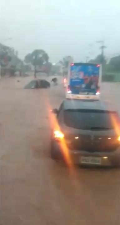 Assista! Forte chuva deixa Estrada de Ribamar inundada, gera congestionamento e prejuízos