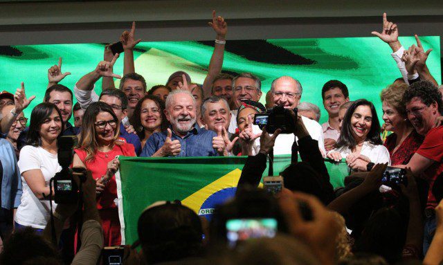 Em primeiro discurso, Lula diz que combate à miséria é sua missão Petista  destacou a necessidade de unificação nacional