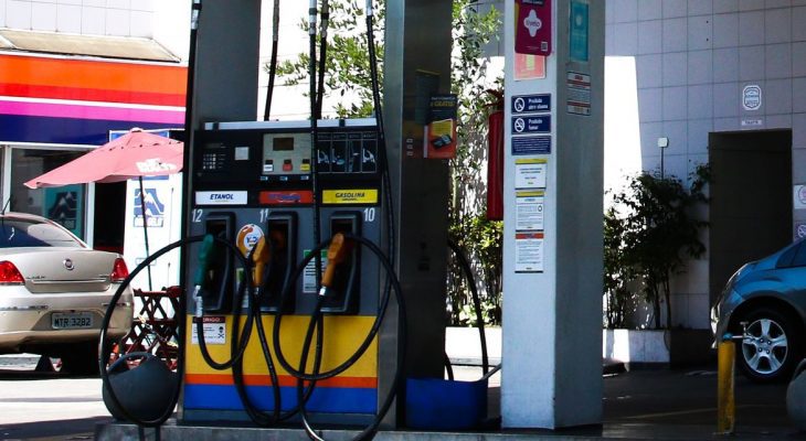Brasil Preço da gasolina nos postos volta a subir após 15 semanas  Pesquisa é da Agência Nacional do Petróleo e Gás Natural  Por Agência Brasil