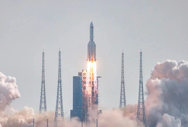 Foguete chinês descontrolado vai cair na Terra Pesquisadores da Corporação Aeroespacial estão monitorando a trajetória do foguete