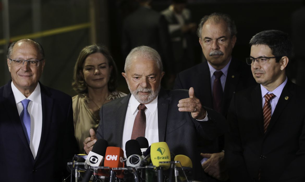 Lula diz que só definirá nomes para ministério após viagem ao Egito Presidente eleito se diz confiante na aprovação de PEC da Transição.