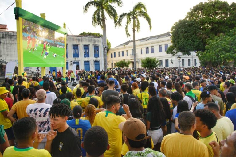 “Copa da Prefs” reúne multidão no Centro Histórico para assistir estreia do Brasil
