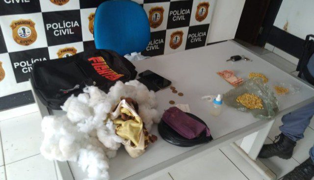 Mulher é presa com mais de 800 pedras de crack escondidas em boneco de pelúcia, em Pastos Bons A mulher foi presa em flagrante e foi atuada pelo crime de tráfico de drogas.