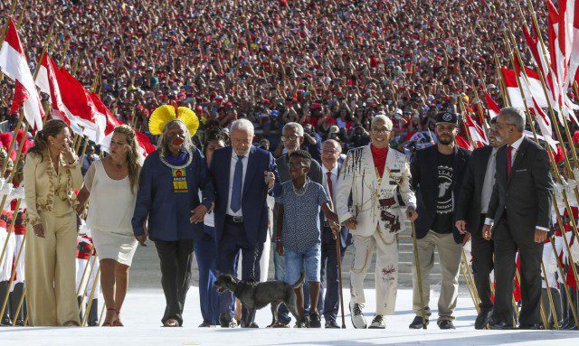 Lula sobe a rampa do Planalto e recebe faixa presidencial Faixa foi entregue por cidadãos que representam a diversidade