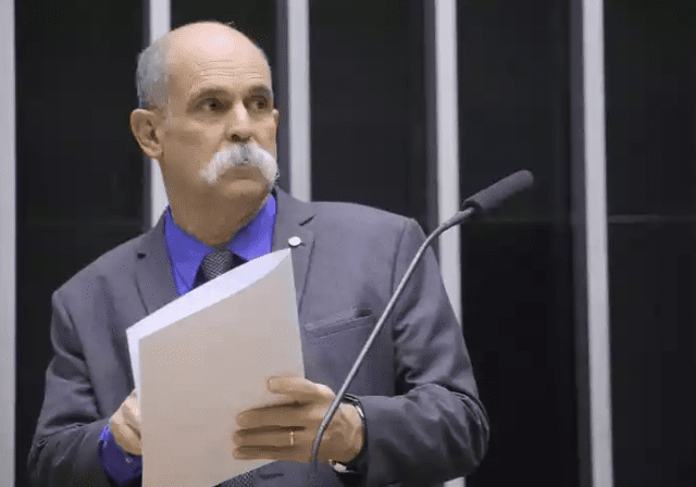PSB irá pedir cassação de deputado que ameaçou e xingou Flávio Dino Deputado Sargento Fahur (PSD-PR) criticou os decretos que restringem a distribuição de armas.