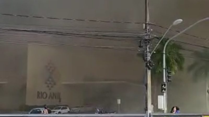 Incêndio no Shopping Rio Anil gera muita fumaça, correria, desespero e mobiliza várias equipes do SAMU e dos Bombeiros