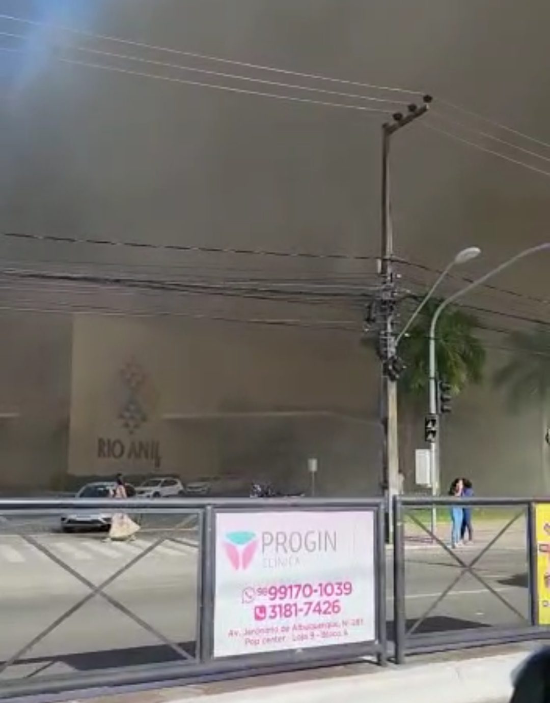 Incêndio no Shopping Rio Anil gera muita fumaça, correria, desespero e mobiliza várias equipes do SAMU e dos Bombeiros
