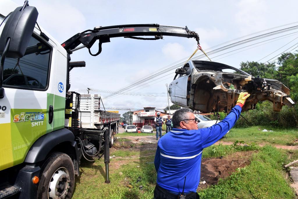 Prefeitura recolhe veículos e sucatas abandonados nas ruas da capital maranhense