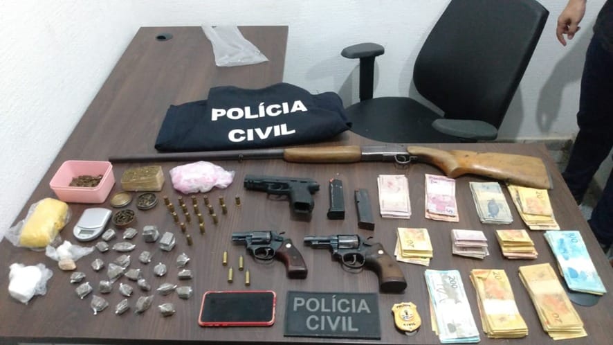Traficante é preso com maconha, crack, cocaína, armas, munição e dinheiro