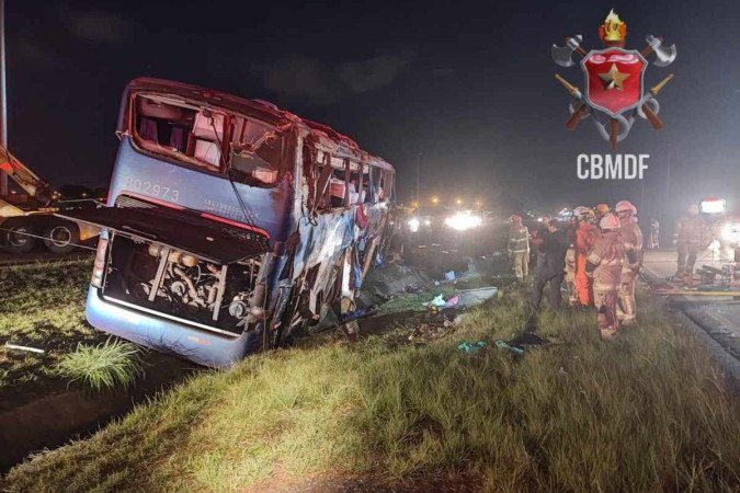 Justiça mantém presos motorista e dono de ônibus que tombou e matou maranhenses na BR-070, no DF Acidente aconteceu no sábado e deixou cinco pessoas mortas e outras 15 feridas.