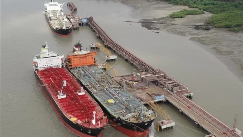 Porto do Itaqui realiza operação inédita de cinco navios de combustíveis