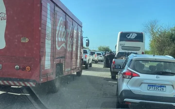 Acidente com carro-tanque deixa trânsito parado na entrada de São Luís