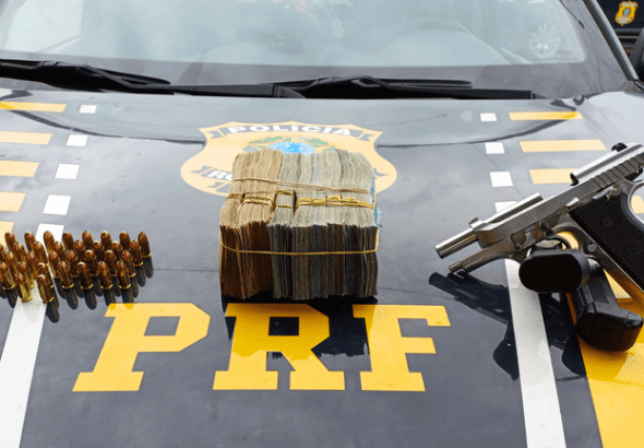 PISTOLA-DINHEIRO-E-MUNICOES
